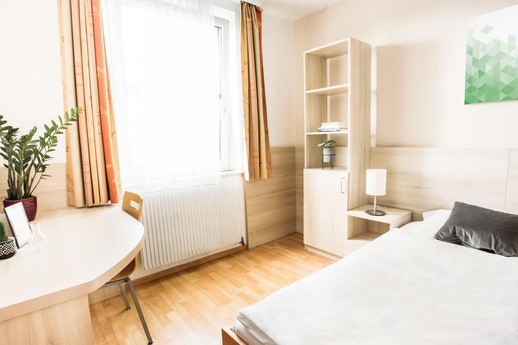 Een kluis op de kamer, een bureau, een laptopwerkplek