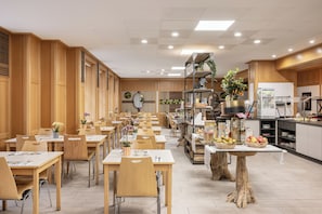 Se ofrece un desayuno bufé todos los días (16 EUR por persona)