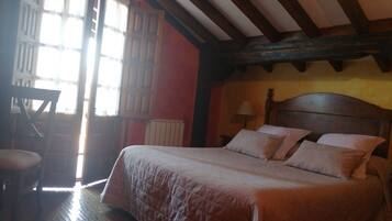 Tweepersoonskamer | 1 slaapkamer, een kluis op de kamer, een bureau