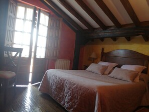 1 bedroom, in-room safe, desk, blackout curtains - Posada La Casa del Organista (Santillana del Mar)