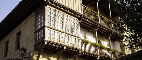 A historic building with a balcony, stone walls, and a sign that reads "Casa del Organista".