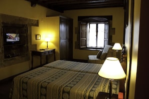 Double Room | 1 bedroom, in-room safe, desk, blackout drapes