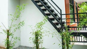 Ein modernes, zweistöckiges Gebäude mit einer Treppe, die zu einem Balkon führt.