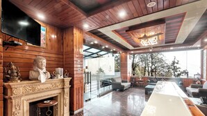 Lobby-lounge
