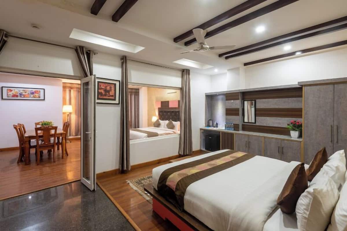 Una habitación de hotel moderna con una cama grande, un escritorio y un armario.