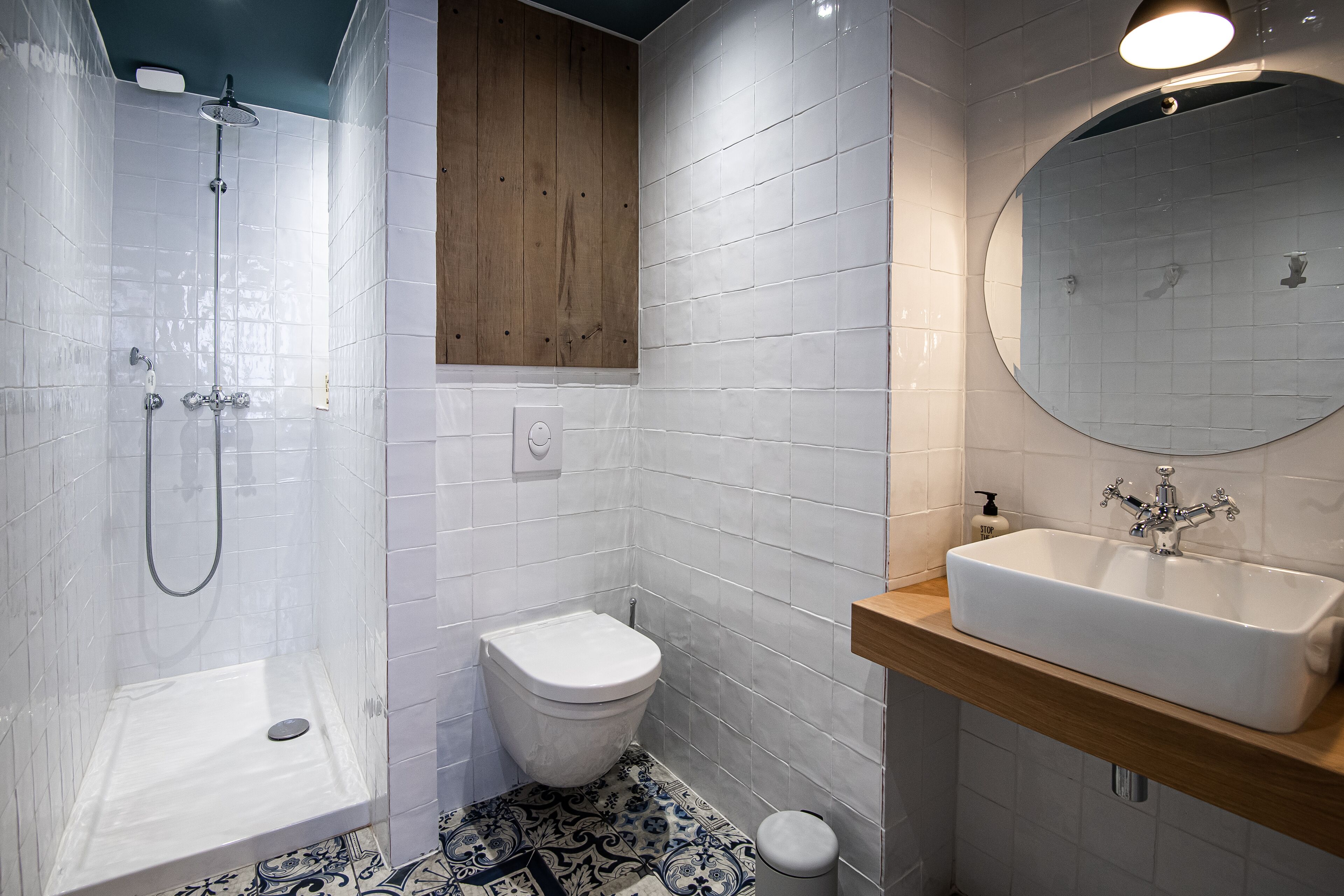 junior suite | bathroom | free toiletries, towels