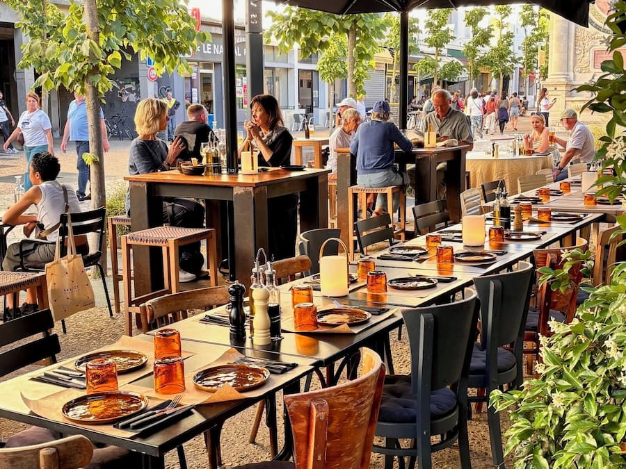 Lunch and dinner served