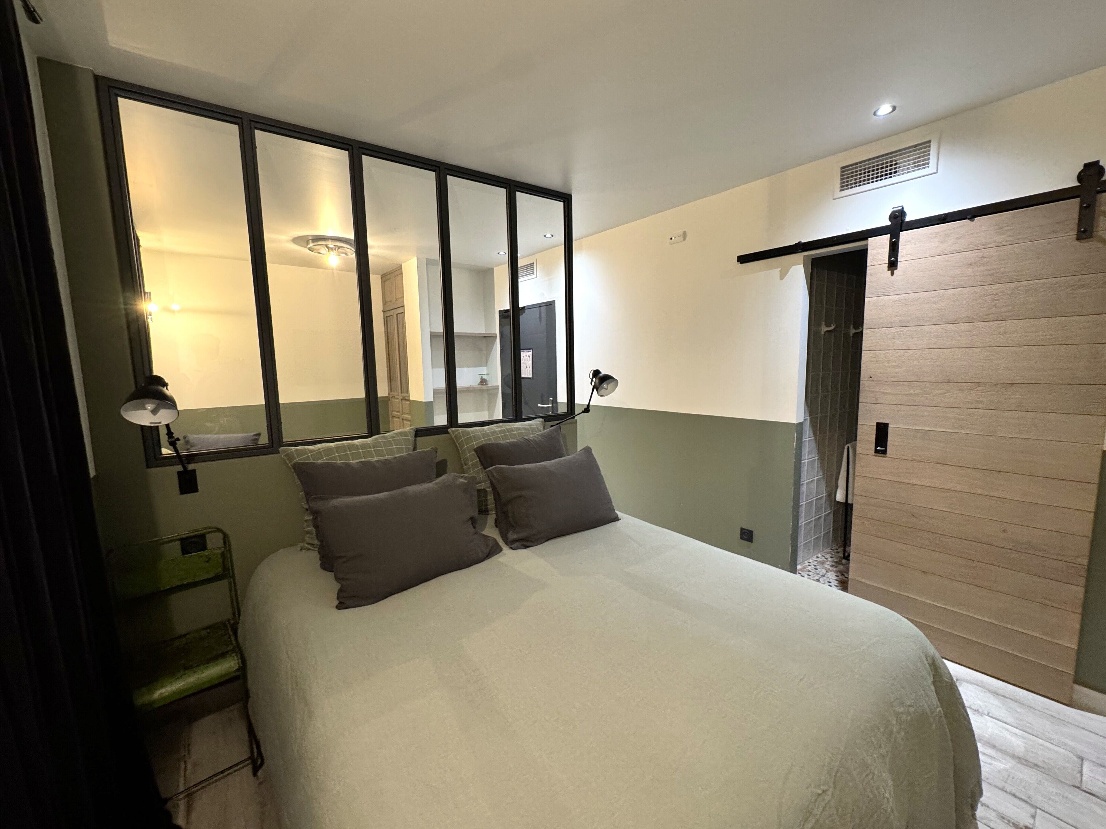 Suite | Premium bedding, pillowtop beds, soundproofing, free WiFi