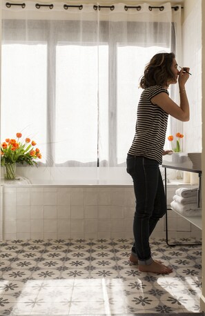Superior Double or Twin Room | Deep soaking bathtub - La Maison Volver (Arles)
