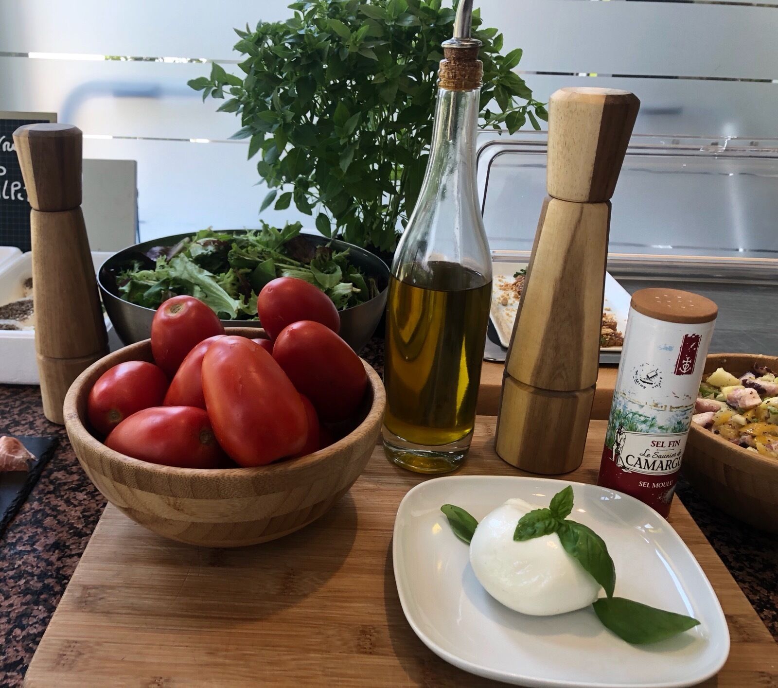 朝食 (ビュッフェ)、毎日提供 (有料)