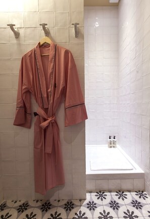 Superior Double or Twin Room | Bathroom shower