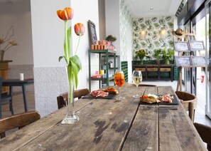 Serveert lunch en diner