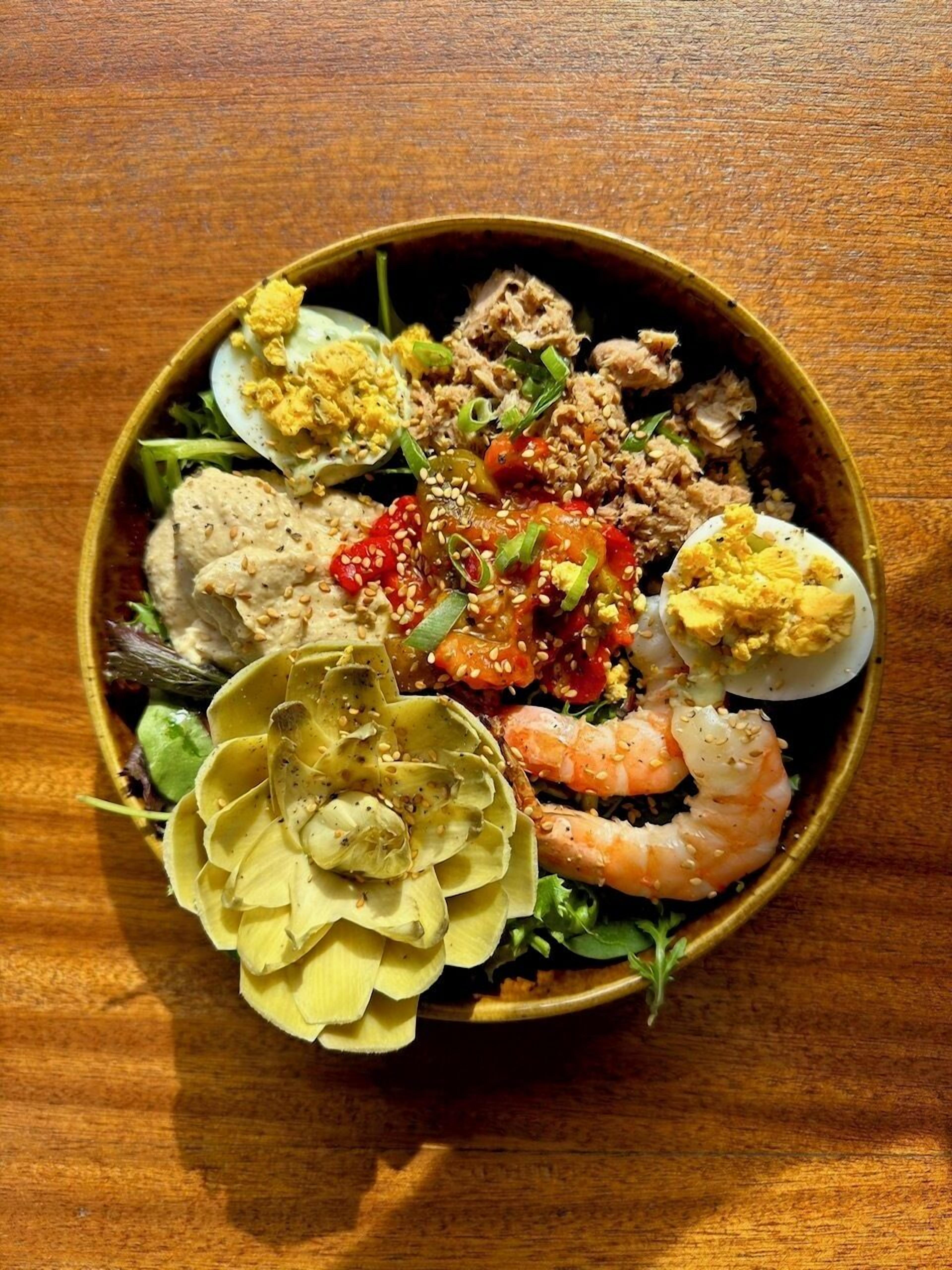 Uma tigela de comida com diversos ingredientes.