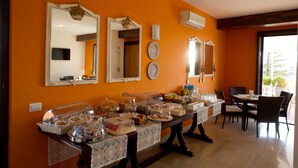 بوفيه فطور مجانًا يوميًا