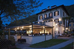 Fachada da propriedade à noite