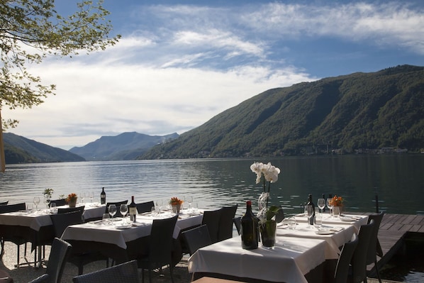 Déjeuner et dîner servis sur place, restauration en plein air