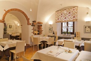Serviço de almoço e jantar; culinária italiana, restaurante ao ar livre 