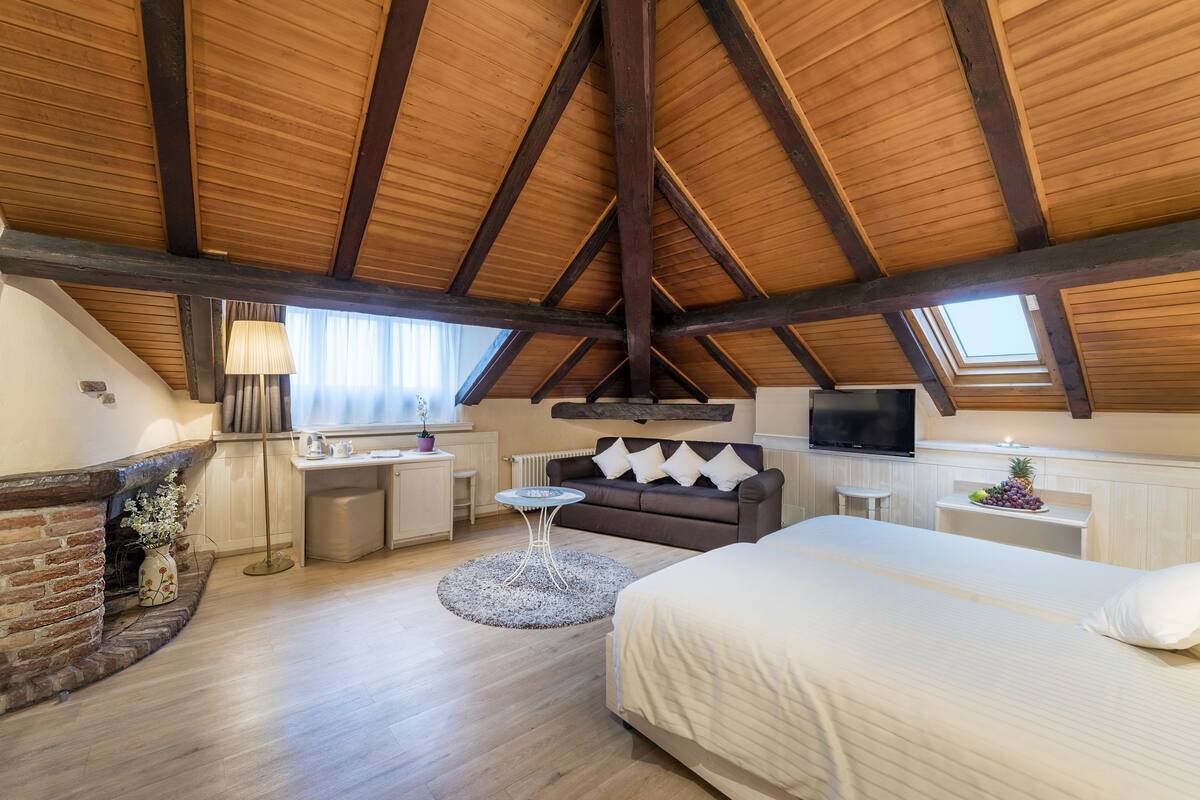 family room, lakeside | premium bedding, minibar, in-room safe, desk