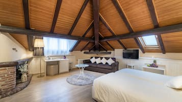 Family Room, Lakeside | Premium bedding, minibar, in-room safe, desk