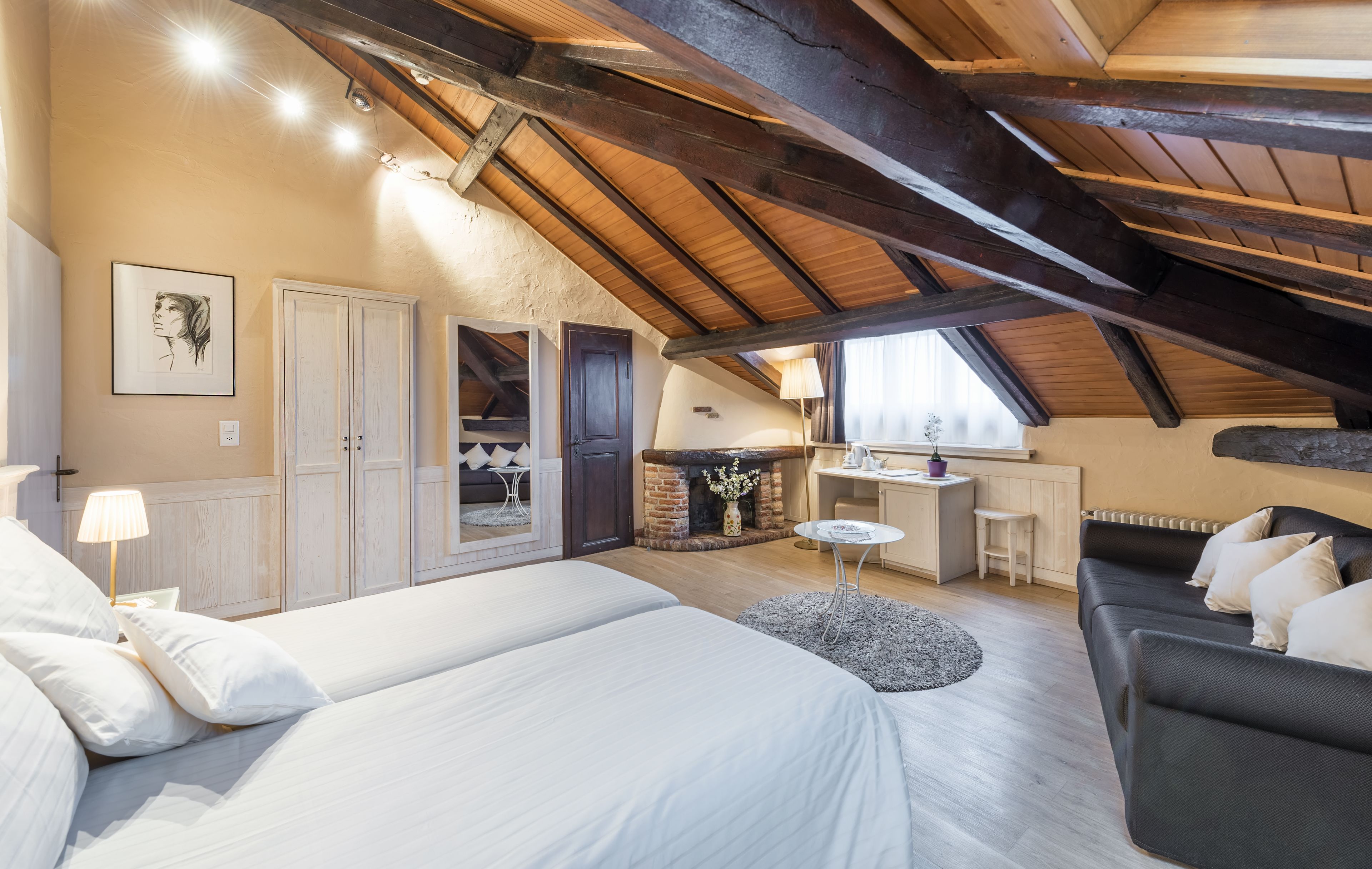 family room, lakeside | premium bedding, minibar, in-room safe, desk