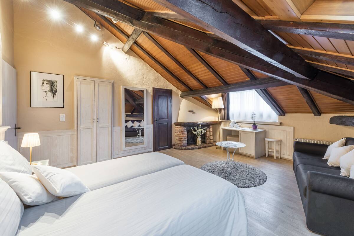 family room, lakeside | premium bedding, minibar, in-room safe, desk