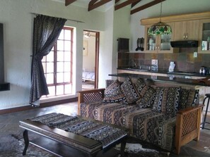 Flat-screen TV, fireplace - Silver Mist Resort (Tzaneen)