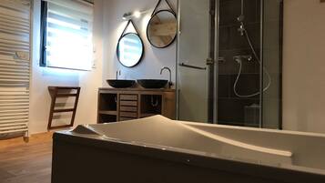 Shower, bathtub besar, dan pengering rambut