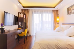 Escritorio, cortinas blackout y tabla de planchar con plancha