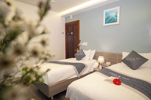 Chambre Supérieure avec lits jumeaux, 2 lits une place, balcon, vue ville | Literie de qualité supérieure, matelas mémoire de forme, minibar, bureau