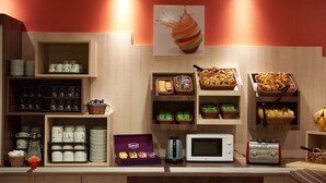 Un buffet de petit-déjeuner proposant une variété d’aliments et d’appareils de cuisine.