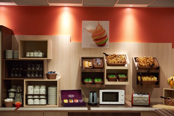 Daily buffet breakfast for a fee - Ace Hotel Salon de Provence (Salon-de-Provence)