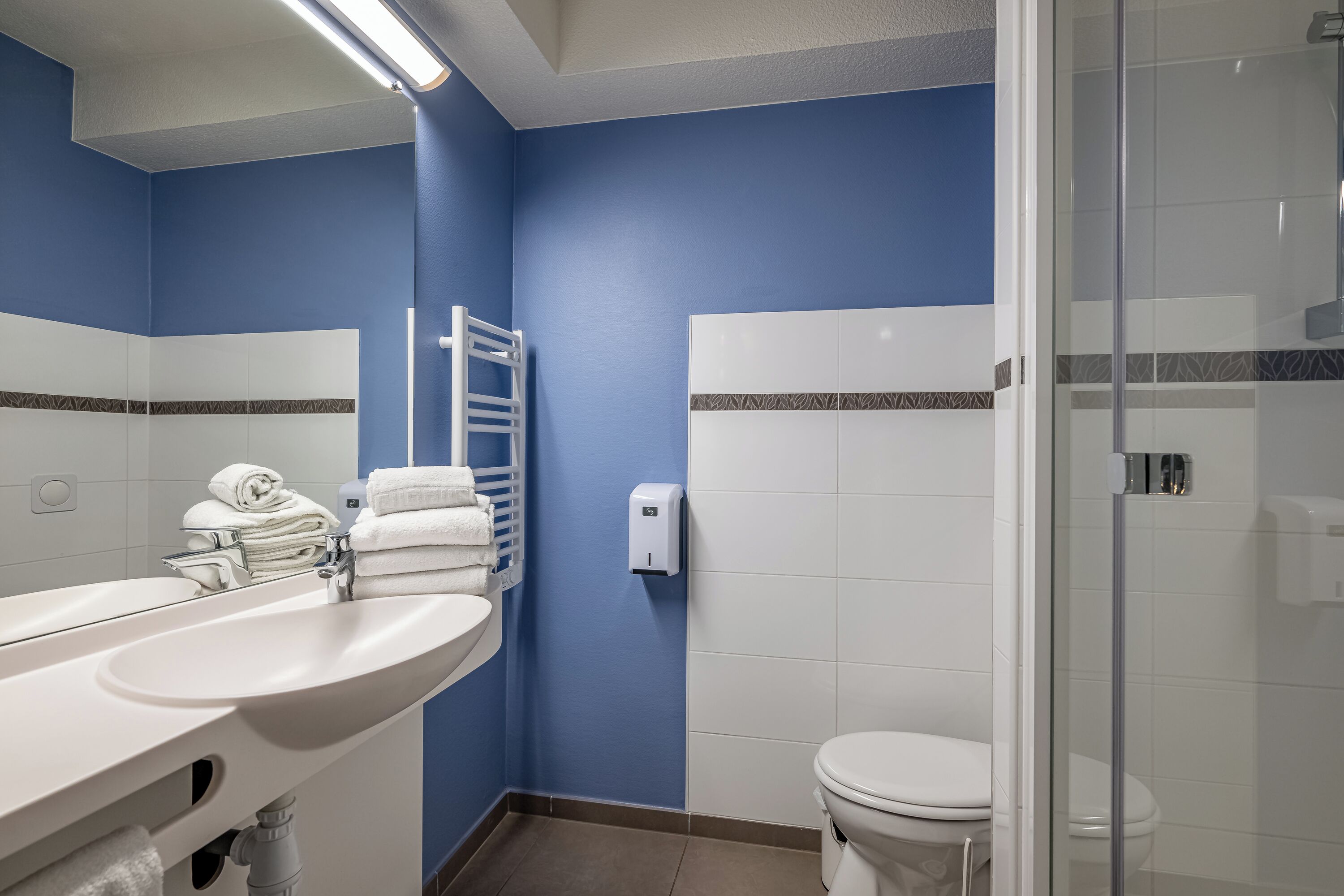 Een douche, gratis toiletartikelen, een haardroger, handdoeken