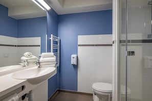 Suihku, ilmaiset hygieniatuotteet, hiustenkuivaaja, pyyhkeet