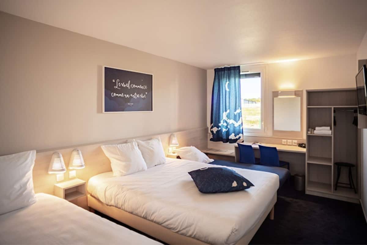 triple room + extra bed | individually decorated, individually furnished, desk, blackout curtains