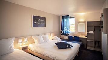 Triple Room + extra bed | Individually decorated, individually furnished, desk, blackout drapes