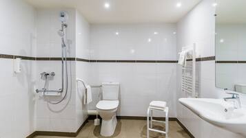 Tweepersoonskamer, toegankelijk voor mindervaliden | Badkamer | Een douche, gratis toiletartikelen, een haardroger, handdoeken