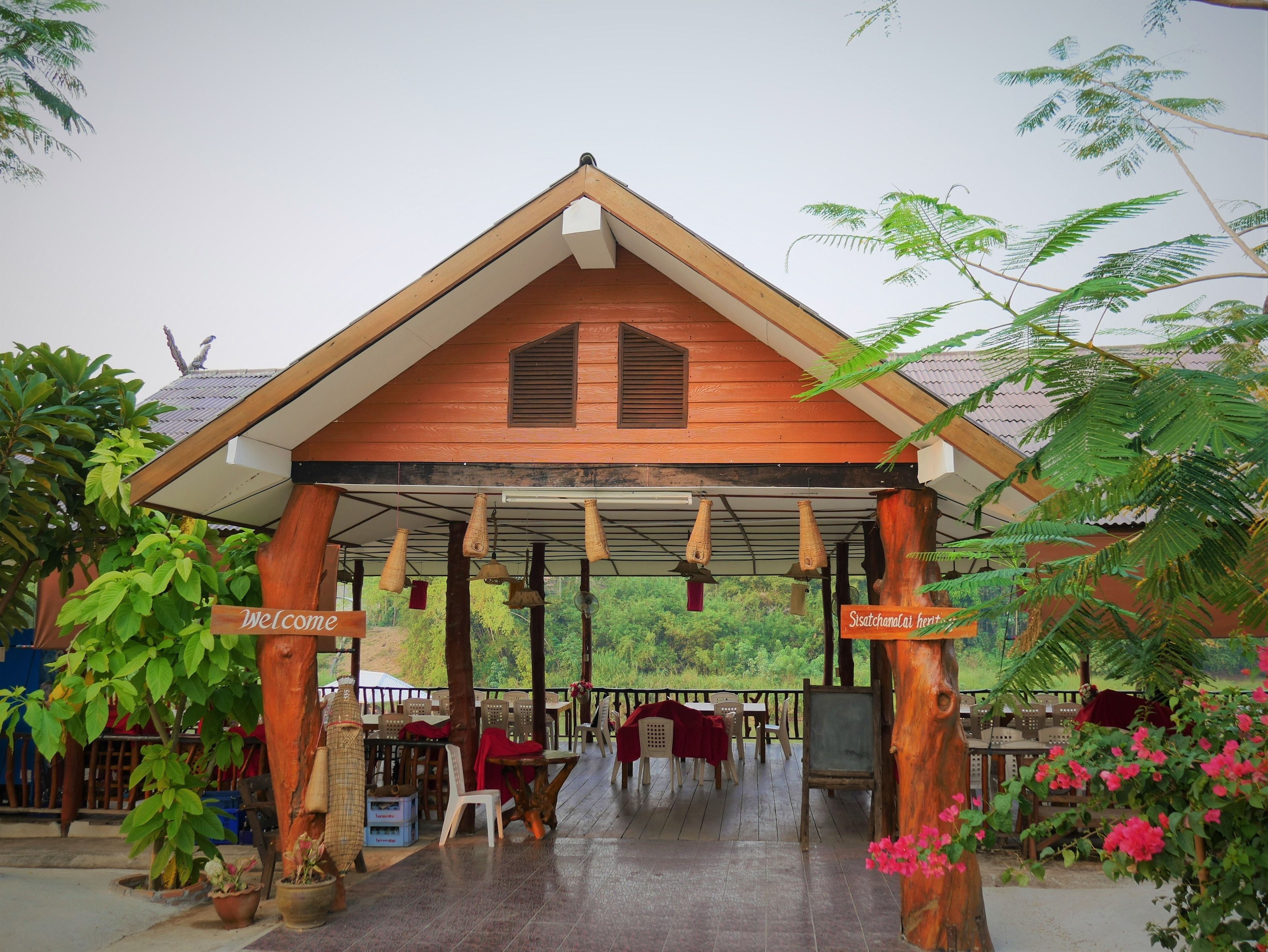 Breakfast, lunch, dinner served; Thai cuisine 