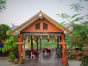 Breakfast, lunch, dinner served; Thai cuisine 