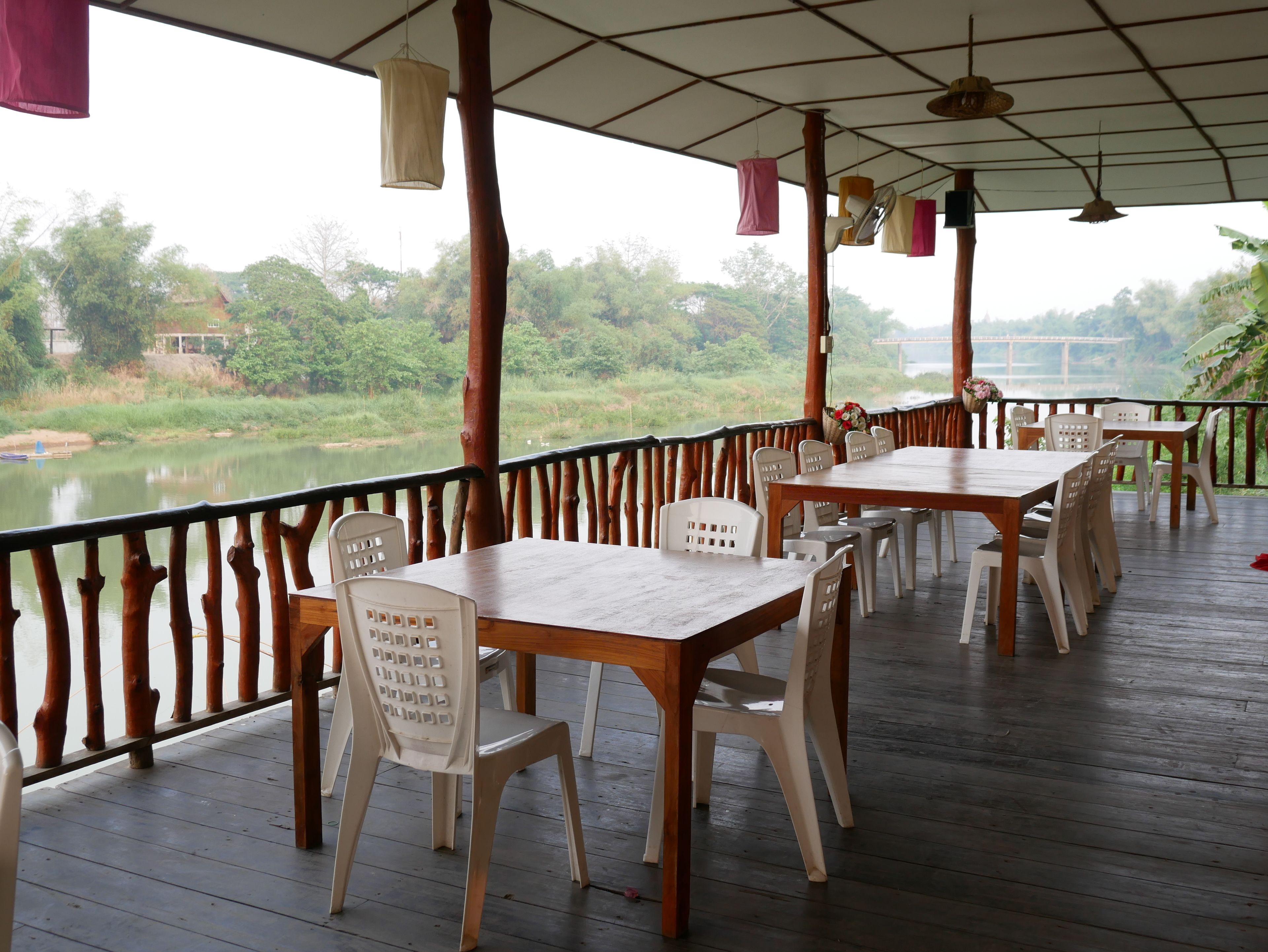 บริการอาหารเช้า อาหารกลางวัน อาหารเย็น, อาหารไทย