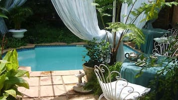 Hồ bơi ngoài trời