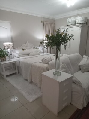 Chambre, vue sur le jardin | Literie de qualité, bureau, literie fournie