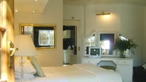 ห้องพัก, วิวสวน | เครื่องนอนระดับพรีเมียม, โต๊ะทำงาน, ผ้าปูที่นอน
