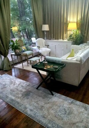 32-inch TV with satellite channels - Emerald Guest House Springs (Springs)