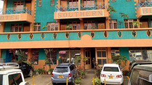 A multi-story building with balconies, a sign reading "SOUTHERN HOTEL," and several parked cars in front. - Hotel Southern Blue (Nairobi)