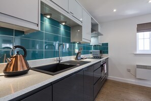 Deluxe Apartment, 2 Bedrooms | Private kitchen | Fridge, microwave, oven, dishwasher - Bluestone Apartments - Harvard (Manchester)