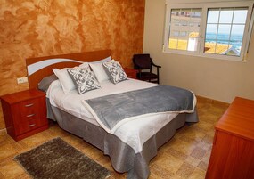 Double Room | Free WiFi, bed sheets, wheelchair access