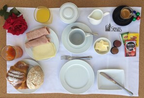 Petit-déjeuner continental (12.00 EUR par personne)