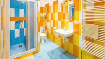 Douche, douche hydromassante, articles de toilette gratuits
