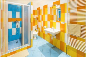Shower, hydromassage showerhead, free toiletries, towels - Hostel Downtown (Prague)