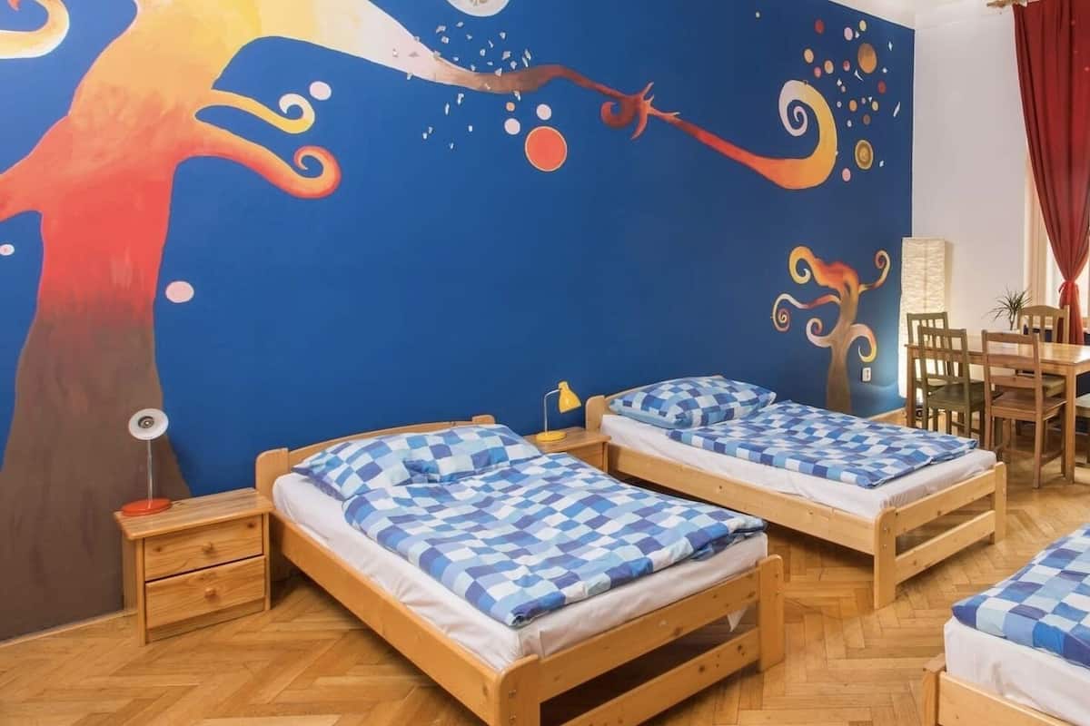 Een bureau, verduisterende gordijnen, geluiddichte muren